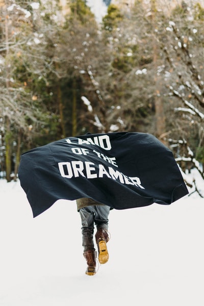 人与黑人纺织在雪地上奔跑
